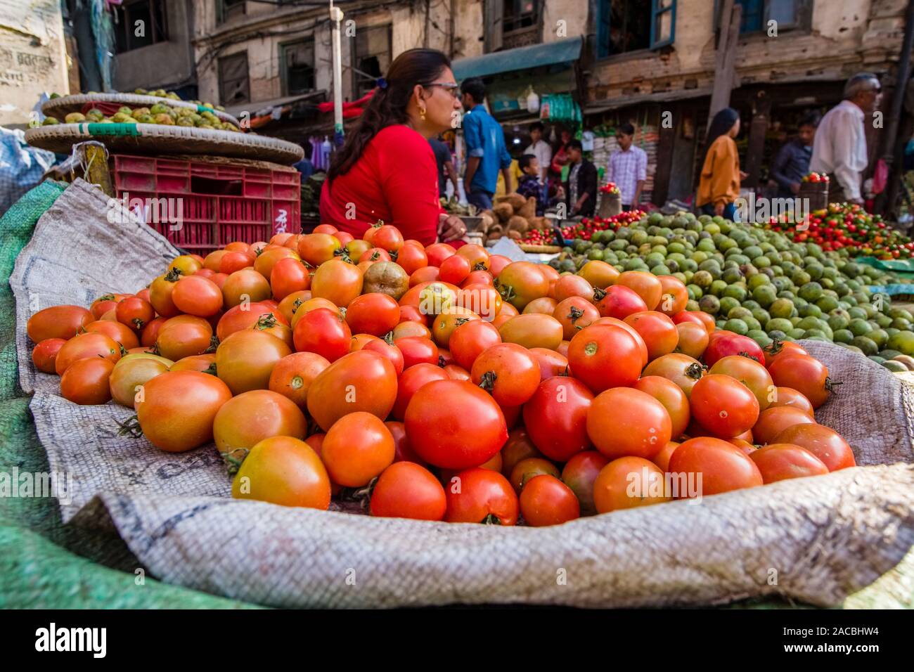 Straßenhändler verkaufen Tomaten auf dem lokalen Markt Stockfoto