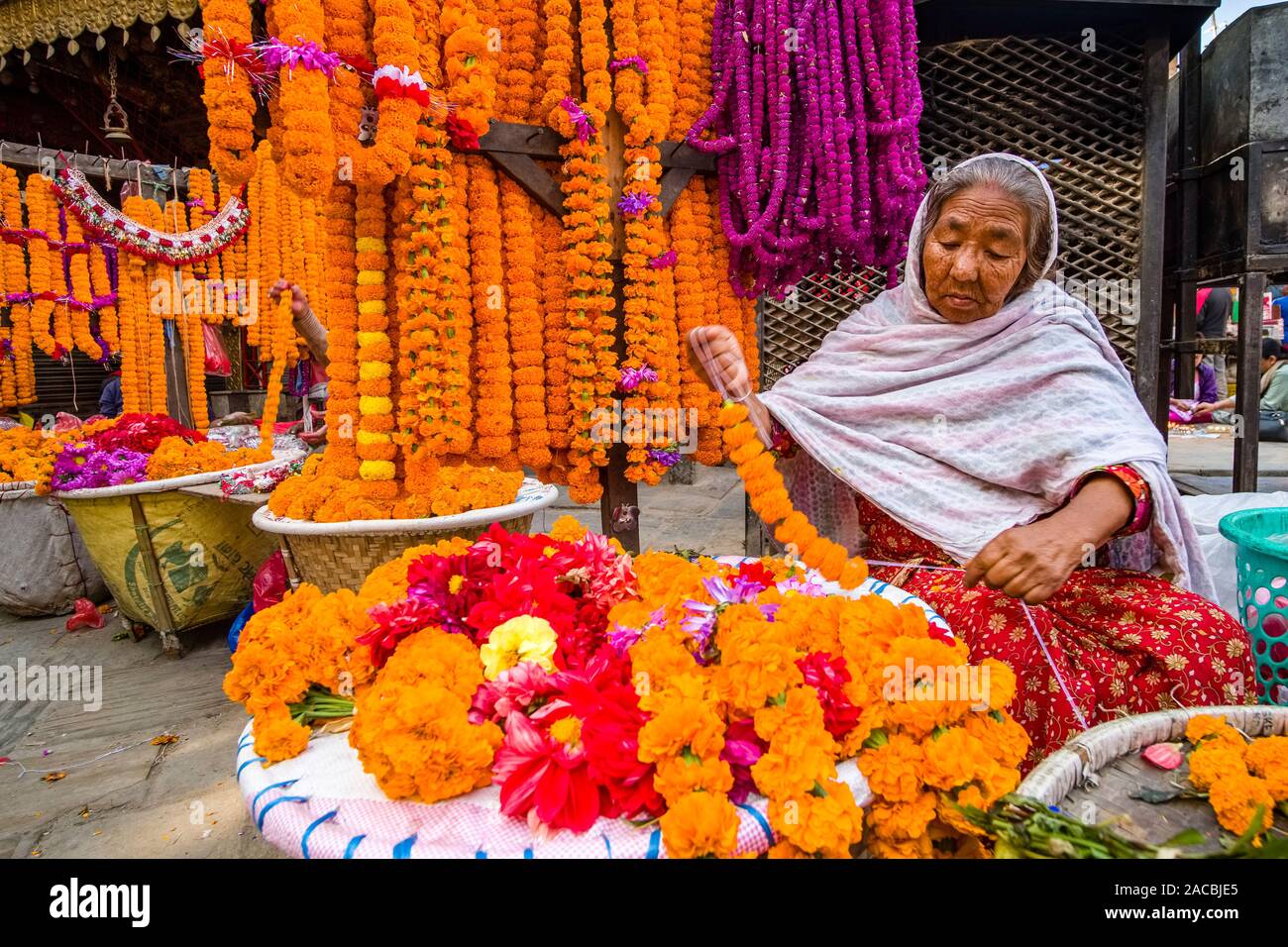 Straßenhändler, die Blumen für religiöse Zwecke auf dem lokalen Markt Stockfoto