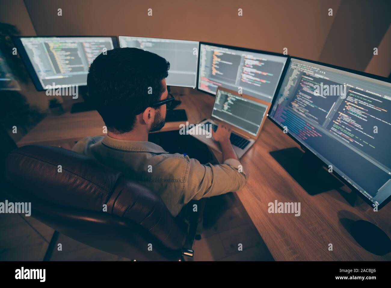 Hohe Betrachtungswinkel und seiner er schön Senior cool Qualifiziertes smart clever Brunet guy Test app Hacking erstellen in QS Qualitätssicherung Bericht Stockfoto