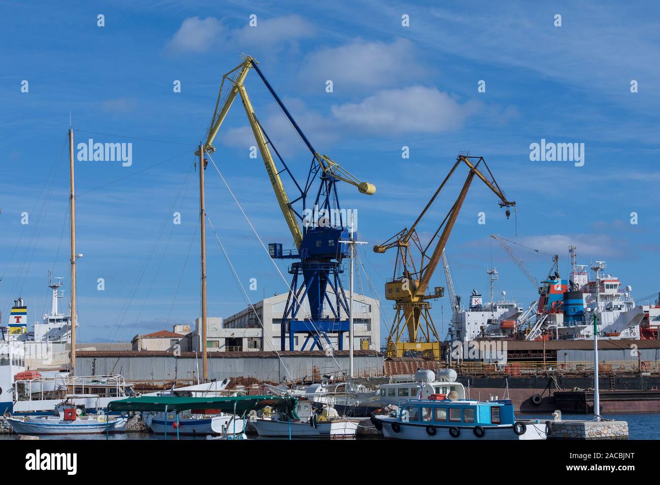 Montevideo: Dezember 2nd. Werft Neorion Syros im Hintergrund mit Industriekrane und Schiffe. Syros Dezember 2nd, 2019, Griechenland. Stockfoto