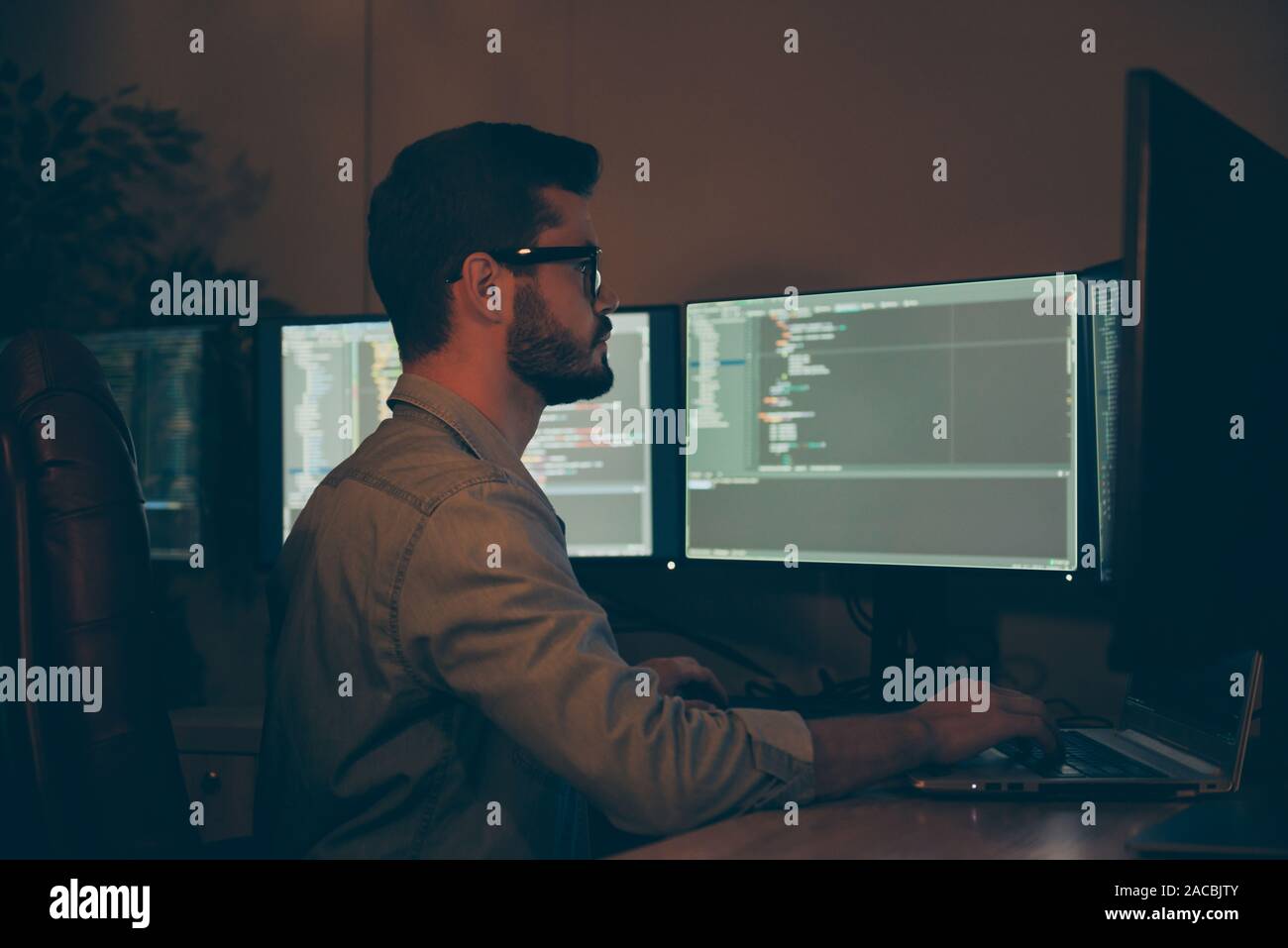 Profil Seitenansicht seiner er schöne attraktive konzentrierte sich ernsthafte qualifizierten qualifizierten brunet Kerl, Optimierung Hardware Software outsource Anzeige Stockfoto