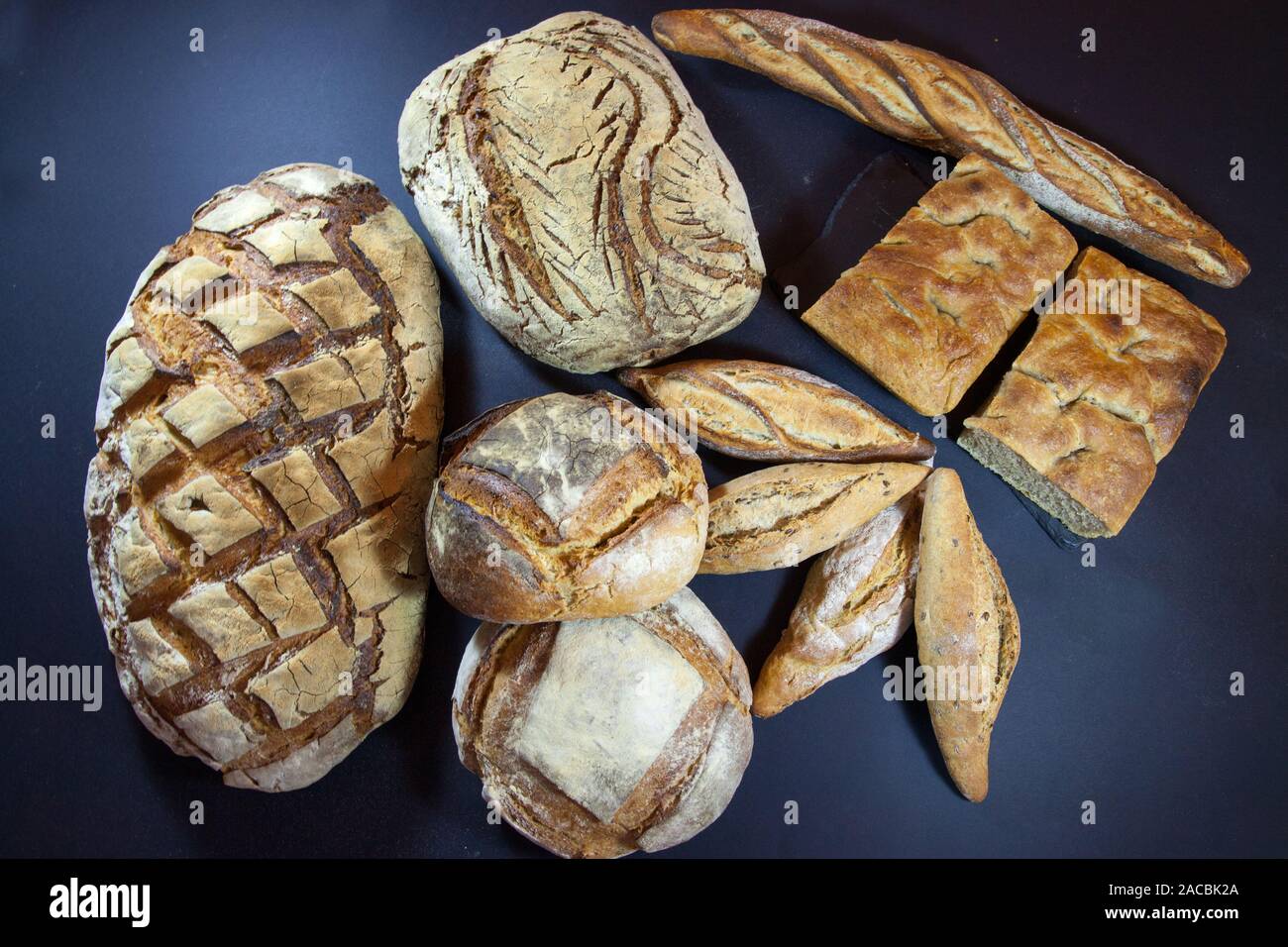 Verschiedene französische Brot, wie Baguette, petits Schmerzen und laibe von Sauerteig, namens Pain de Campagne, auf Anzeige auf einen Tisch. Diese Brote sind Symbol Stockfoto