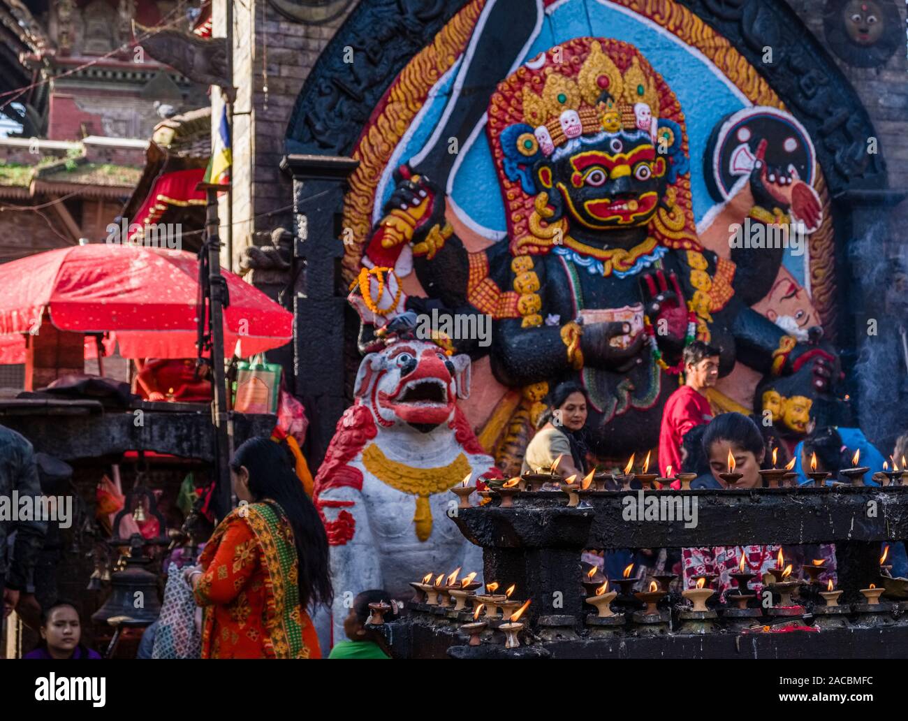 Anhänger versammeln sich um Kal Bhairav Schrein in der Nähe des Durbar Square Stockfoto