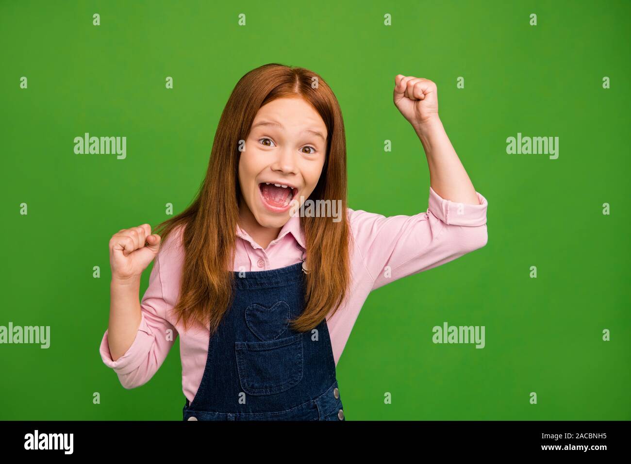 Wochenende. Foto von Little ginger Schulkind vor der Tafel feiern Abschlussprüfung beste Ergebnis in der Klasse tragen rosa Shirt denim Insgesamt Stockfoto