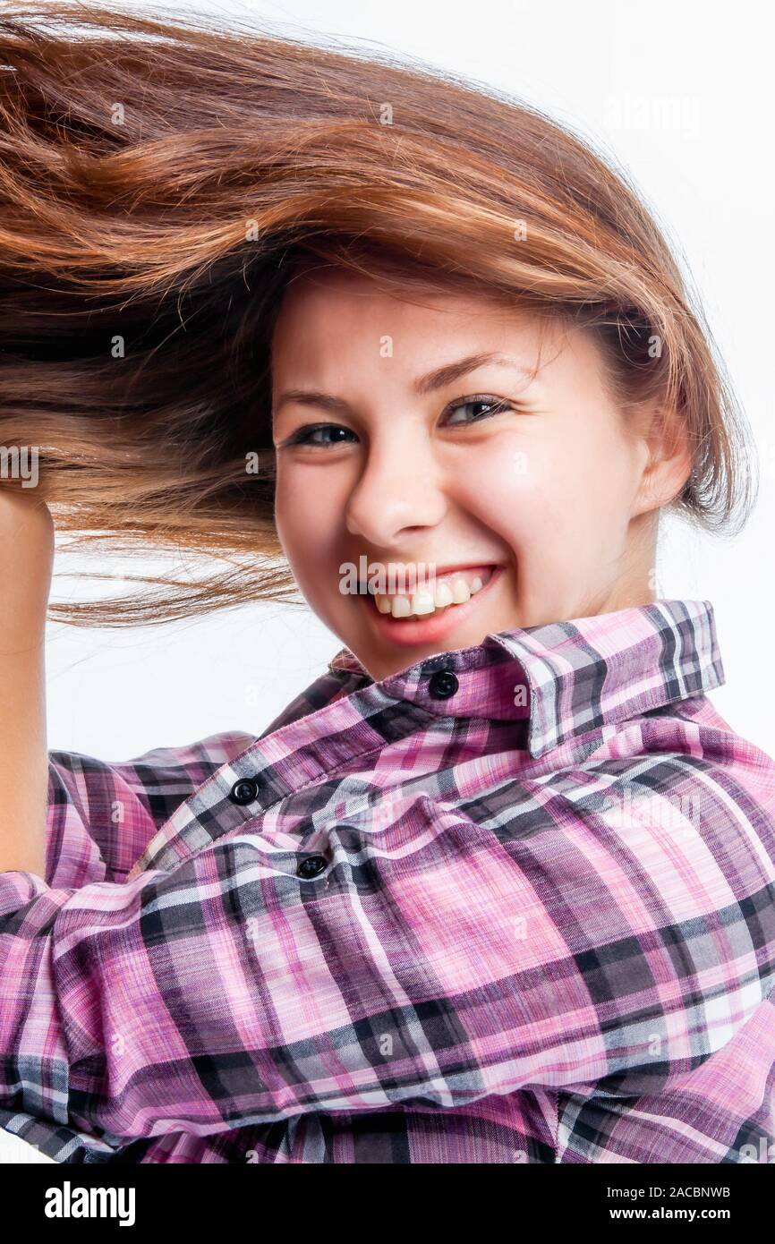 Portrait von intelligenten und schönen lachenden Mädchen mit langen luxuriöse Haar im Wind flattern Stockfoto