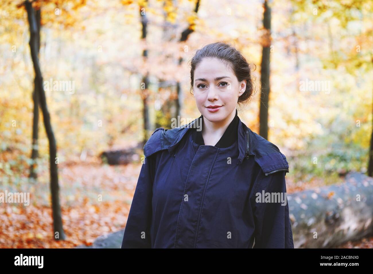 Junge Frau die Natur genießen Spaziergang durch Wald im Herbst Saison Stockfoto