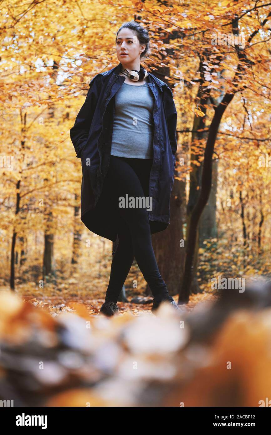Junge Frau genießen Herbst Spaziergang im Wald - candid Lebensstil im Freien im Herbst Jahreszeit - niedrige Winkel in voller Länge ansehen Stockfoto