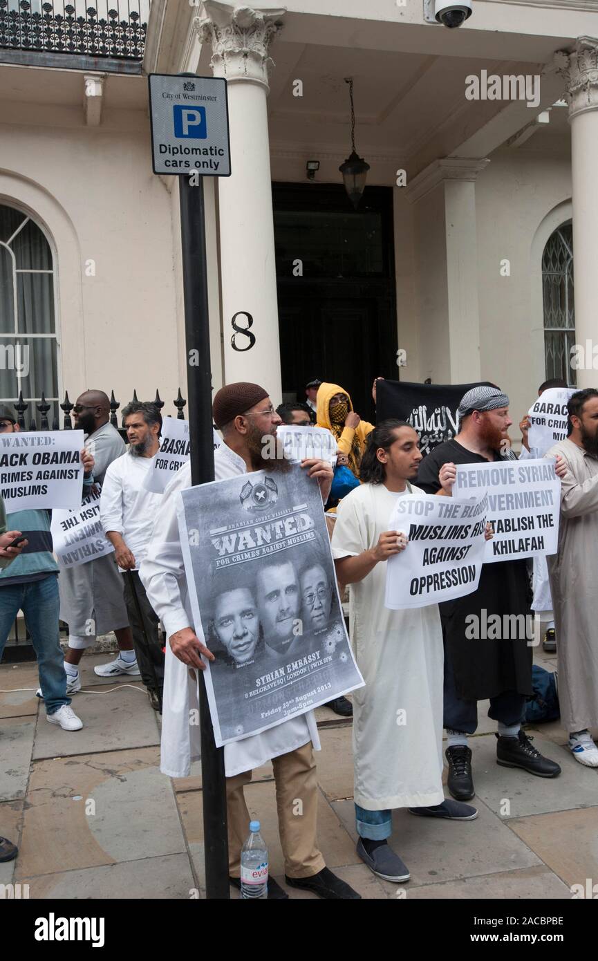 Radikale muslimische Kleriker Anjem Choudray Führung einer Gruppe pf Demonstranten vor der Syrischen Botschaft in London. Stockfoto