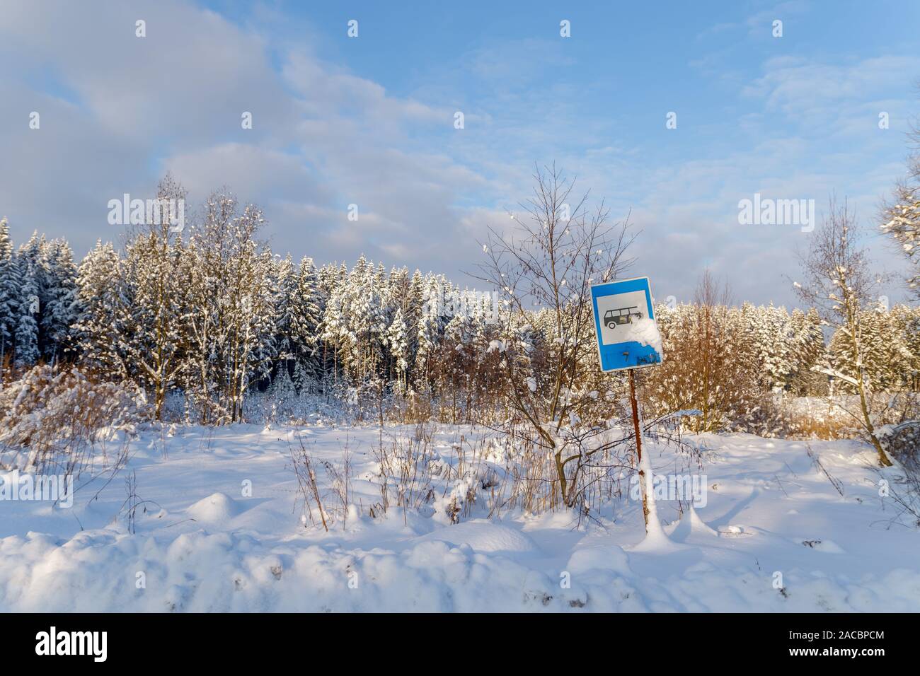 Märchenhaft verschneite Haltestelle im Winter Forest Stockfoto