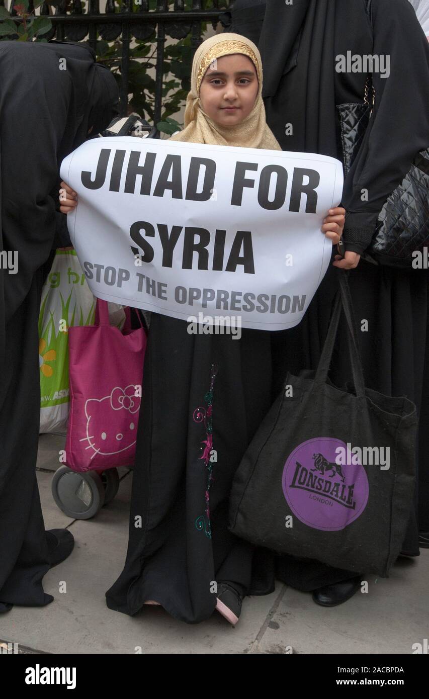 Radikale muslimische Kleriker Anjem Choudray Führung einer Gruppe pf Demonstranten vor der Syrischen Botschaft in London. Stockfoto