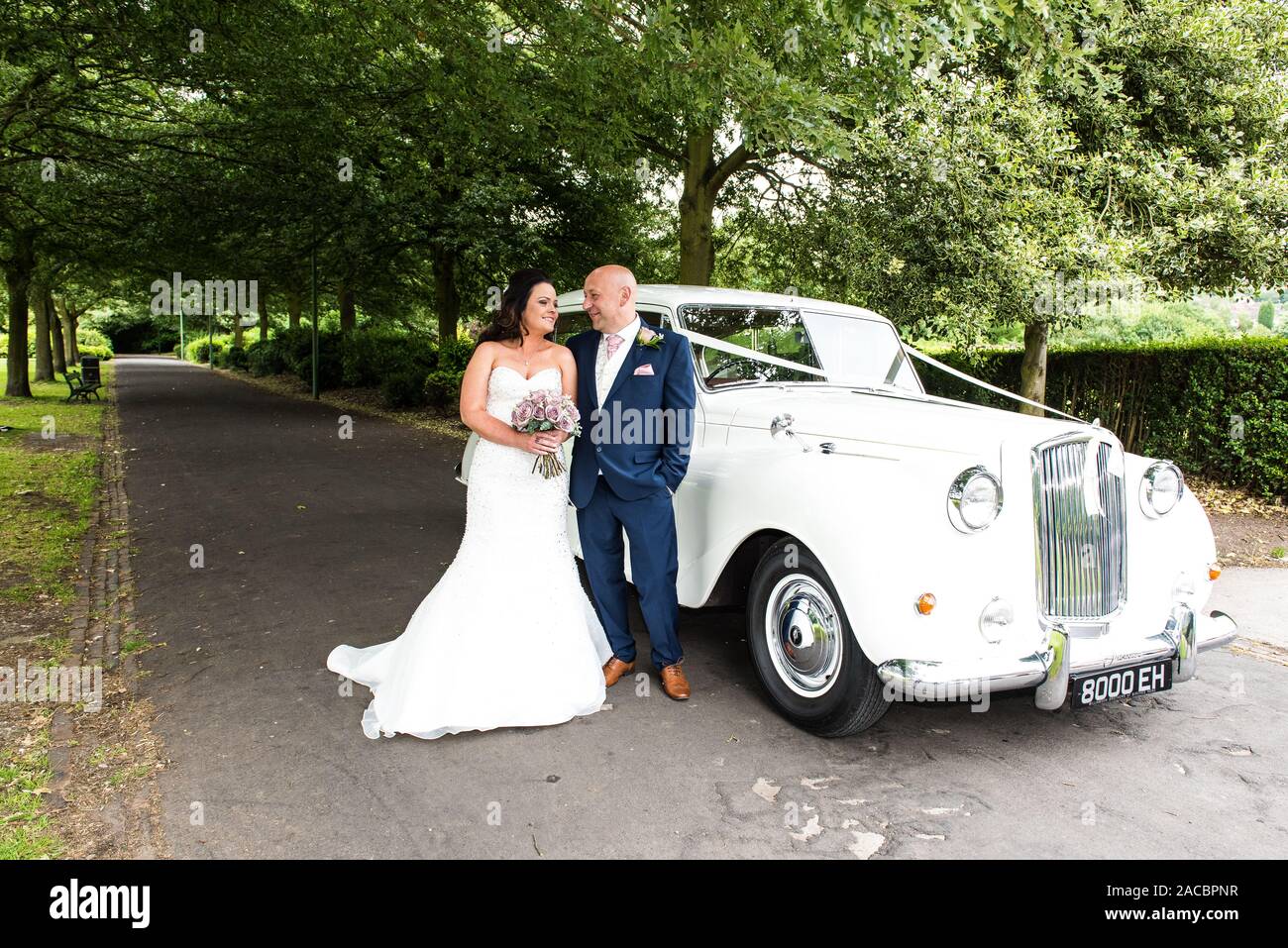 Eine lächelnde Frau und ein Bräutigam, die glücklich und verliebt an ihrem Hochzeitstag lachen, Hochzeitsfotografie Stockfoto