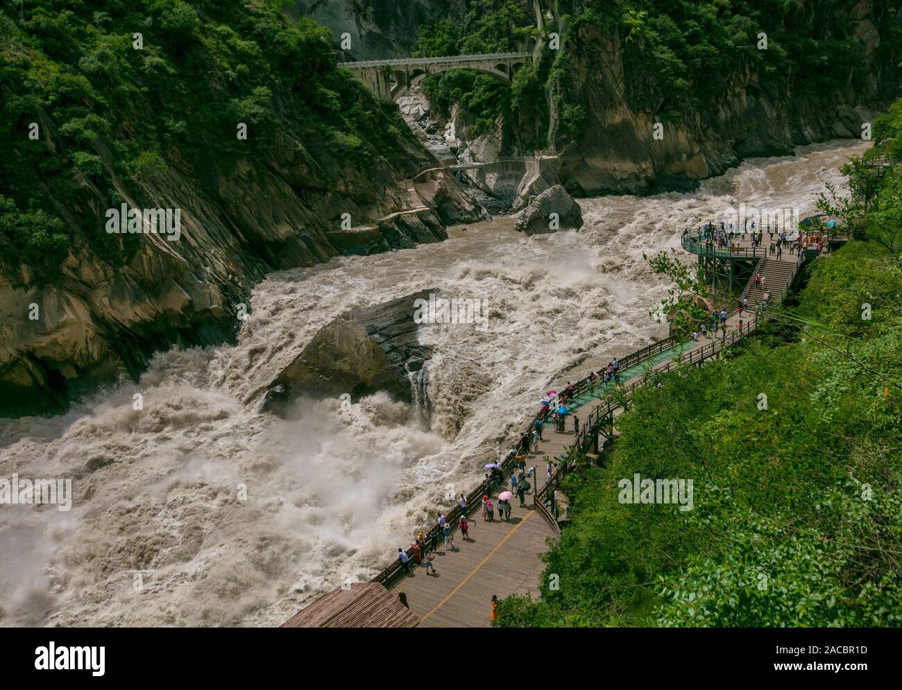 Touristen Watch Water in der jinsha Fluss strömen durch die Tigersprung-schlucht in Hutiaoxia Stadt Shangri-la City, im Südwesten der chinesischen Provinz Yunnan Stockfoto