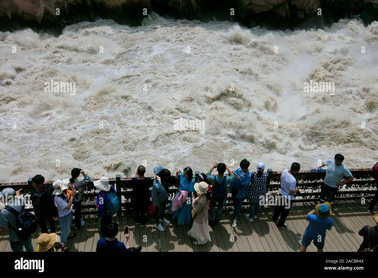 Touristen Watch Water in der jinsha Fluss strömen durch die Tigersprung-schlucht in Hutiaoxia Stadt Shangri-la City, im Südwesten der chinesischen Provinz Yunnan Stockfoto