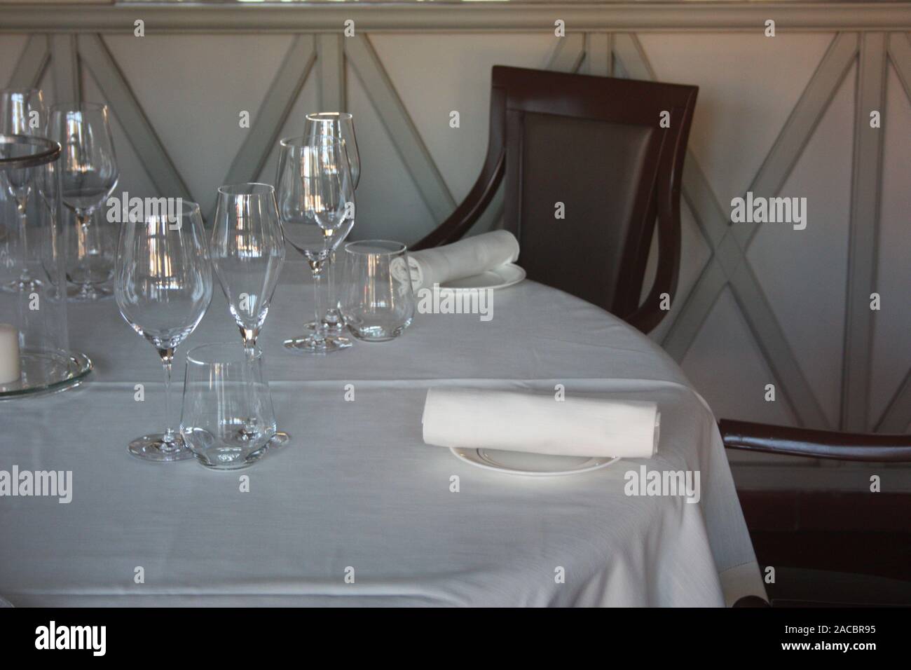 Esstisch einrichten und mit viel Eleganz im Speisesaal des Restaurant oder im Esszimmer eines sehr reichen Haus eingerichtet, in hellen weißen Farbe Stockfoto