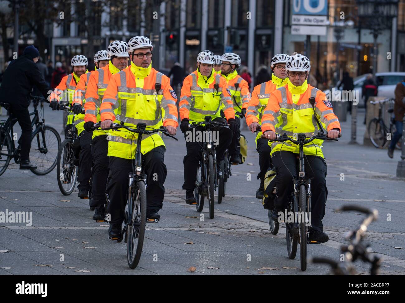 02 Dezember 2019, Hessen, Frankfurt/Main: Mitglieder der neuen Fahrrad squadron der städtische Verkehr Polizei fahren Sie entlang der Alten Oper auf Ihren e-bikes Auf einer Presseveranstaltung. Nachdem der Rat der Stadt hatte eine stärkere Präsenz der Polizei auf Fahrrädern im August gefordert, da der Anfang dieses Monats zehn sportliche Mitarbeiter auf der Straße in der Innenstadt wurden, um die Interessen des Radverkehrs stärker geltend zu machen. Foto: Frank Rumpenhorst/dpa Stockfoto