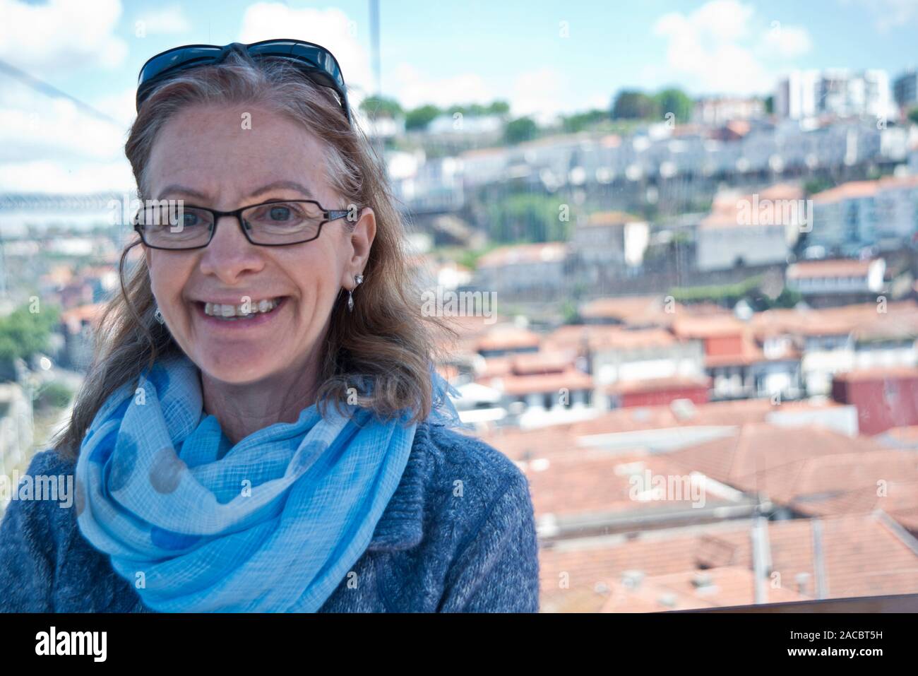 Frau, die in einer Gondel in Porto, Portugal, reitet Stockfoto