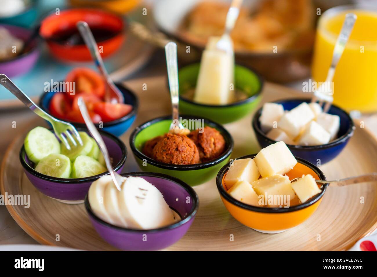 Vorbereitung auf ein mediterranes Frühstück für ein gesundes Leben. Stockfoto