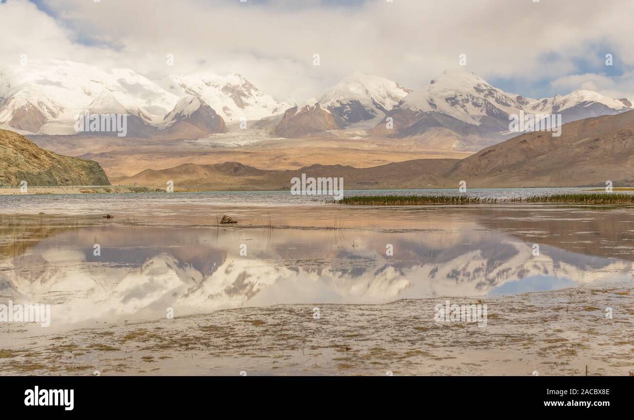 Liegt 3.500 m über dem Meeresspiegel, entlang der Straße zwischen Kashgar und Tashkurgan, die Kala Kule See bietet einige erstaunliche Sehenswürdigkeiten und Farben Stockfoto