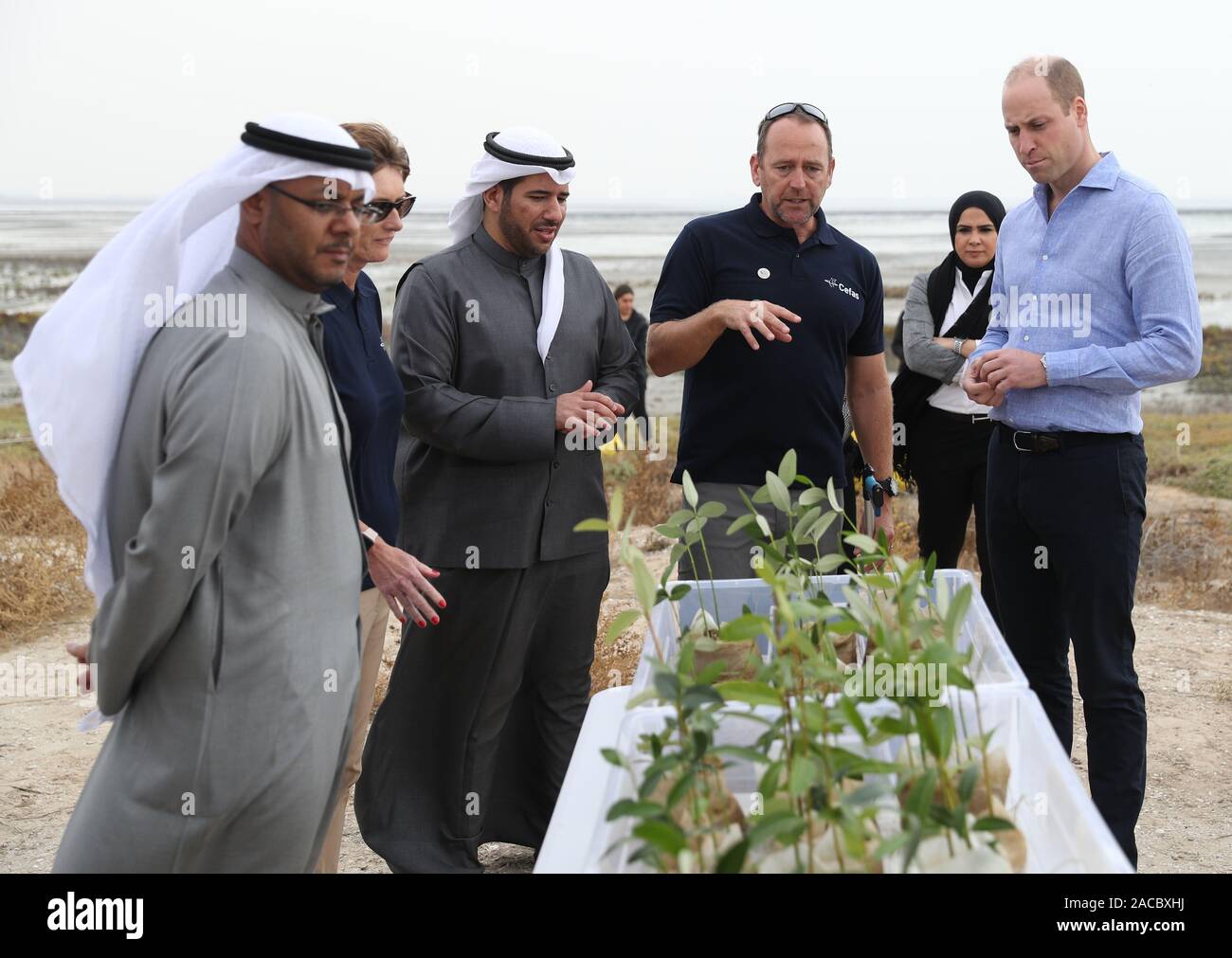 Der Herzog von Cambridge (rechts) mit Scheich Abdullah Ahmad Al-Humoud Al-Sabah, Direktor des Umwelt- behörde (EPA) (3. rechts), bei seinem Besuch in Feuchtgebieten Kuwait Stadt an der Jahra Naturschutzgebiet mehr über das Land plant, seine natürliche Umgebung aus menschlichen und ökologischen Herausforderungen zu schützen, um zu erfahren, als Teil seiner Tour von Kuwait und Oman. PA-Foto. Bild Datum: Montag, Dezember 2, 2019. Siehe PA Geschichte ROYAL Tour. Photo Credit: Andrew Matthews/PA-Kabel Stockfoto