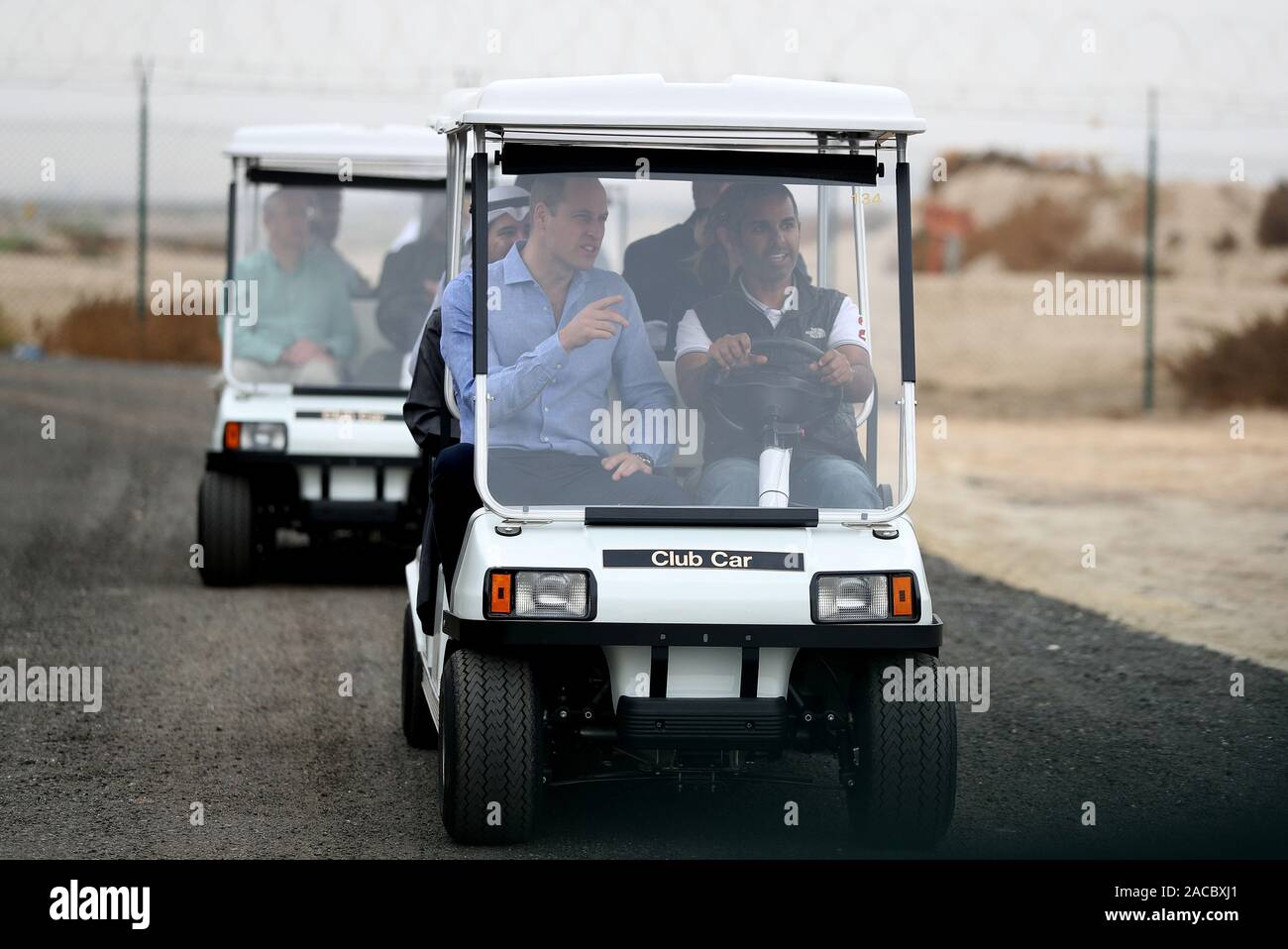 Der Herzog von Cambridge (links) ist von der EPA Vogel Experte Omar Al Shaheen bei seinem Besuch in Feuchtgebieten Kuwait Stadt an der Jahra Naturschutzgebiet mehr über das Land plant, seine natürliche Umgebung aus menschlichen und ökologischen Herausforderungen zu schützen, um zu erfahren, als Teil seiner Tour von Kuwait und Oman. PA-Foto. Bild Datum: Montag, Dezember 2, 2019. Siehe PA Geschichte ROYAL Tour. Photo Credit: Andrew Matthews/PA-Kabel Stockfoto