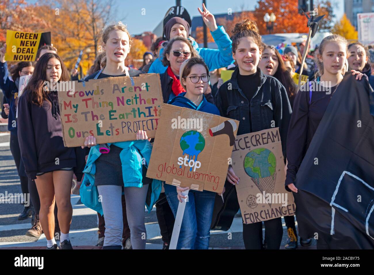 Washington, DC - junge Aktivistinnen ein "Begräbnis für Zukunft" gehalten auf dem Capitol Hill zu verlangen, dass die Regierungen die Krise des Klimawandels. Es war p Stockfoto