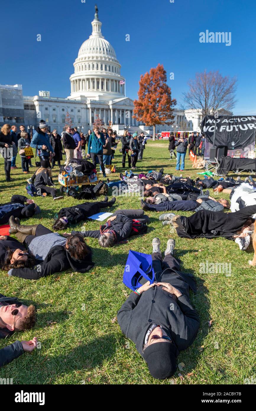 Washington, DC - junge Aktivistinnen inszeniert ein 'die-in' während der Beerdigung für die Zukunft" auf dem Capitol Hill. Sie forderten, dass die Regierungen die Krise des Stockfoto