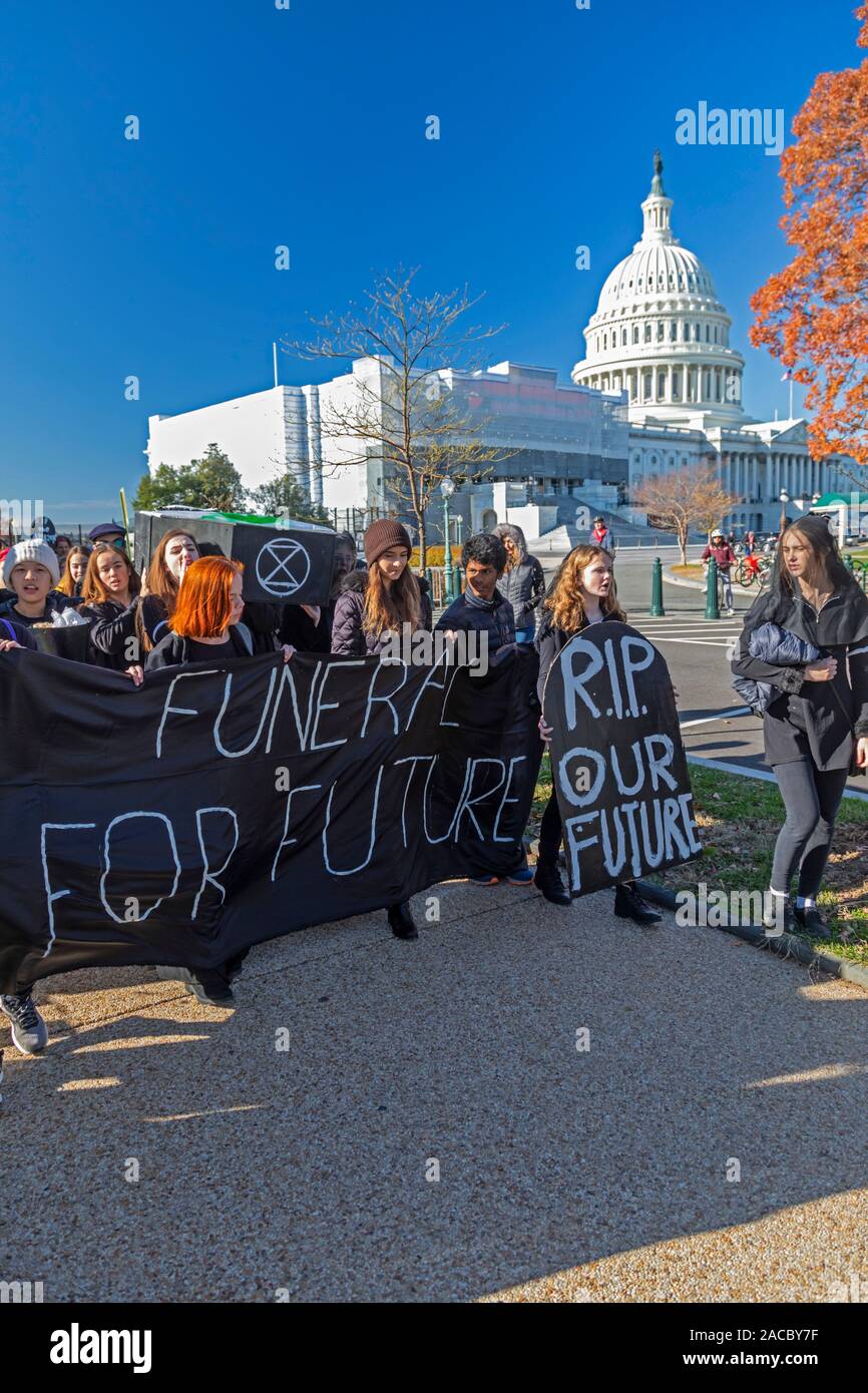 Washington, DC - junge Aktivistinnen ein "Begräbnis für Zukunft" gehalten auf dem Capitol Hill zu verlangen, dass die Regierungen die Krise des Klimawandels. Es war p Stockfoto