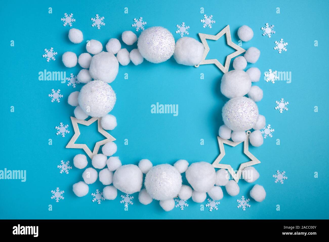 Weihnachten, Neujahr bändigen liegend mit weißen Kugeln, Schnee, Sterne, Weihnachten Dekor. Weihnachten Muster auf blauem Hintergrund Stockfoto