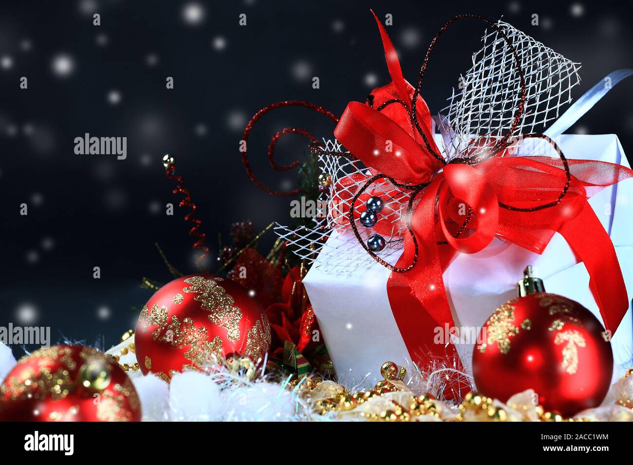 Weihnachten Geschenk in einer Box auf einem dunklen festlichen Hintergrund Stockfoto