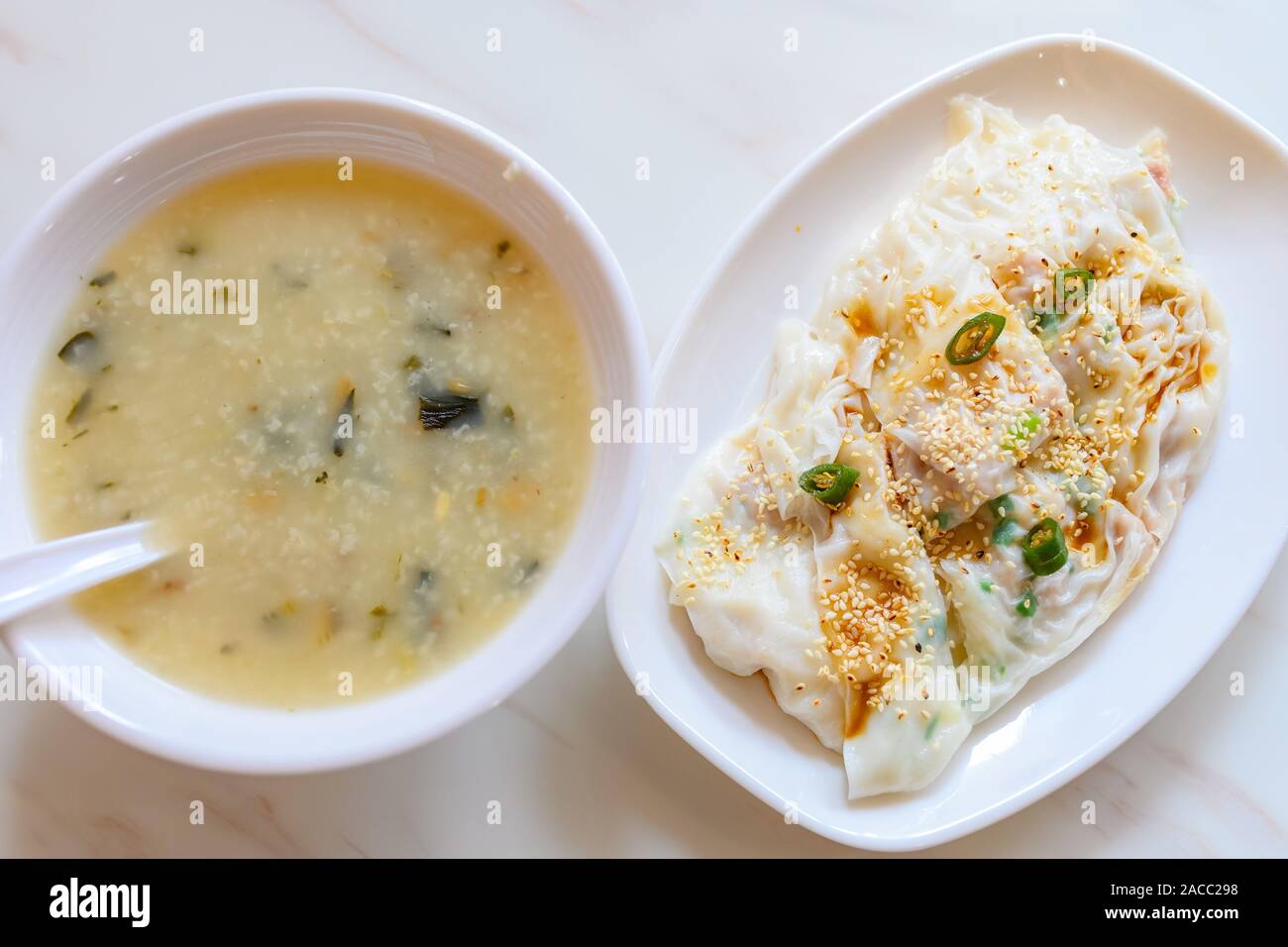 Ansicht von oben traditionelle kantonesische Küche von cheong Spaß oder Reis Nudeln rollen und Schüssel Haferbrei Stockfoto