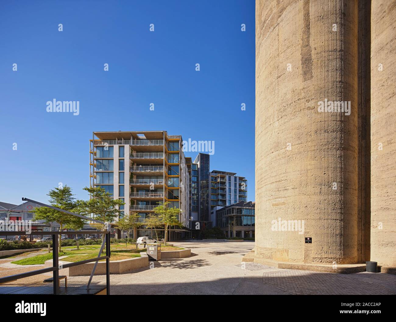 Wohnturm östlich von Silo Zirkus auf Fisch Quay Road. Silo Bezirk Kapstadt, Cape Town, Südafrika. Architekt: VDMMA, 2019. Stockfoto