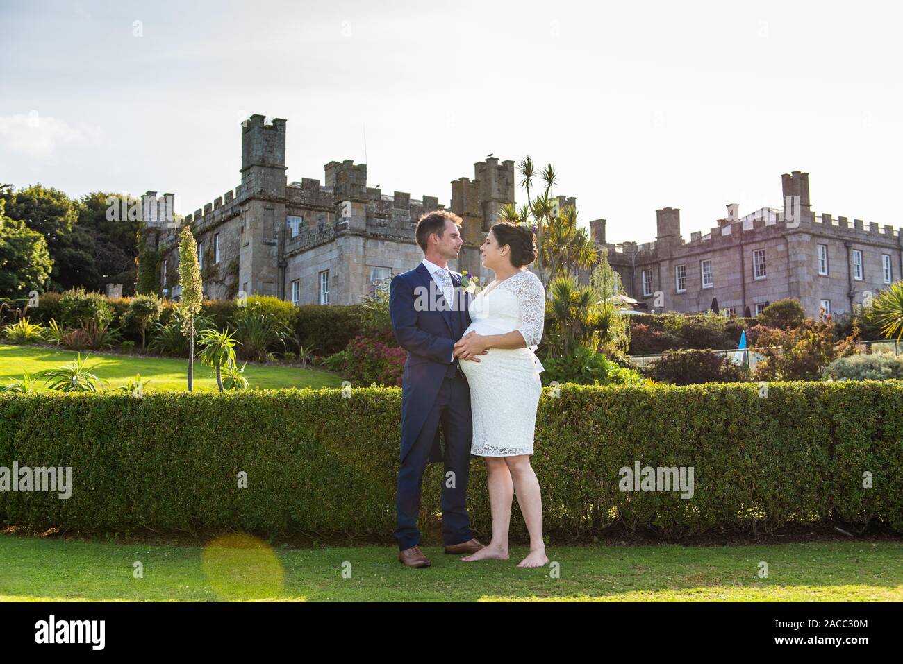 Ein Paar mit gemischter Rasse heiratete im Tregenna Castle Resort und Carbis Bay Beach, Seaside Village, Saint Ives (Kaukasier, Schwarz), schwangere Braut, Schwangerschaft Stockfoto