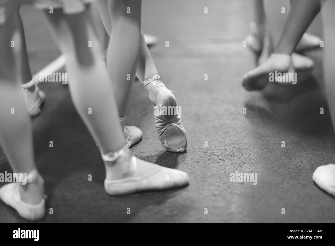 Mädchen aus dem choreographischen Ensemble bei der Probe in der Halle Stockfoto