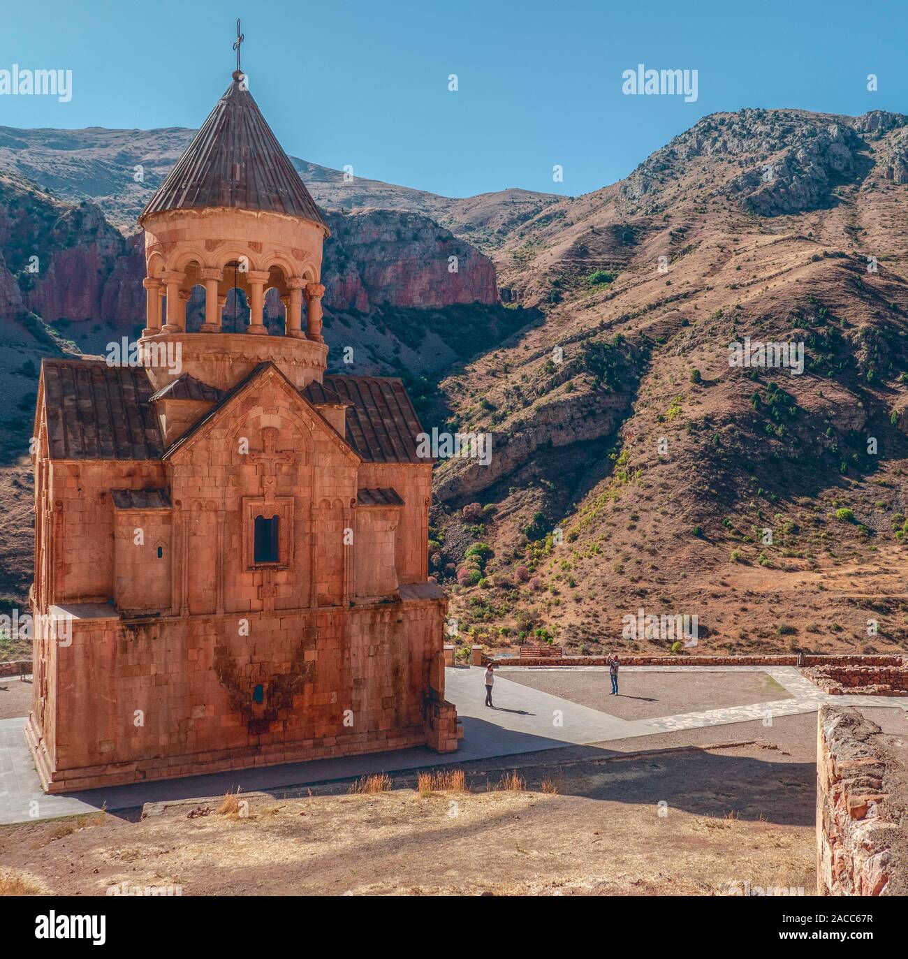 Armenien: Noravank 13 C. Klosteranlage. Viele armenische Klöster sind in abgelegenen und wilden Standorten einrichten. In einer steilen Schlucht aus rotem Sandstein gebaut, Stockfoto