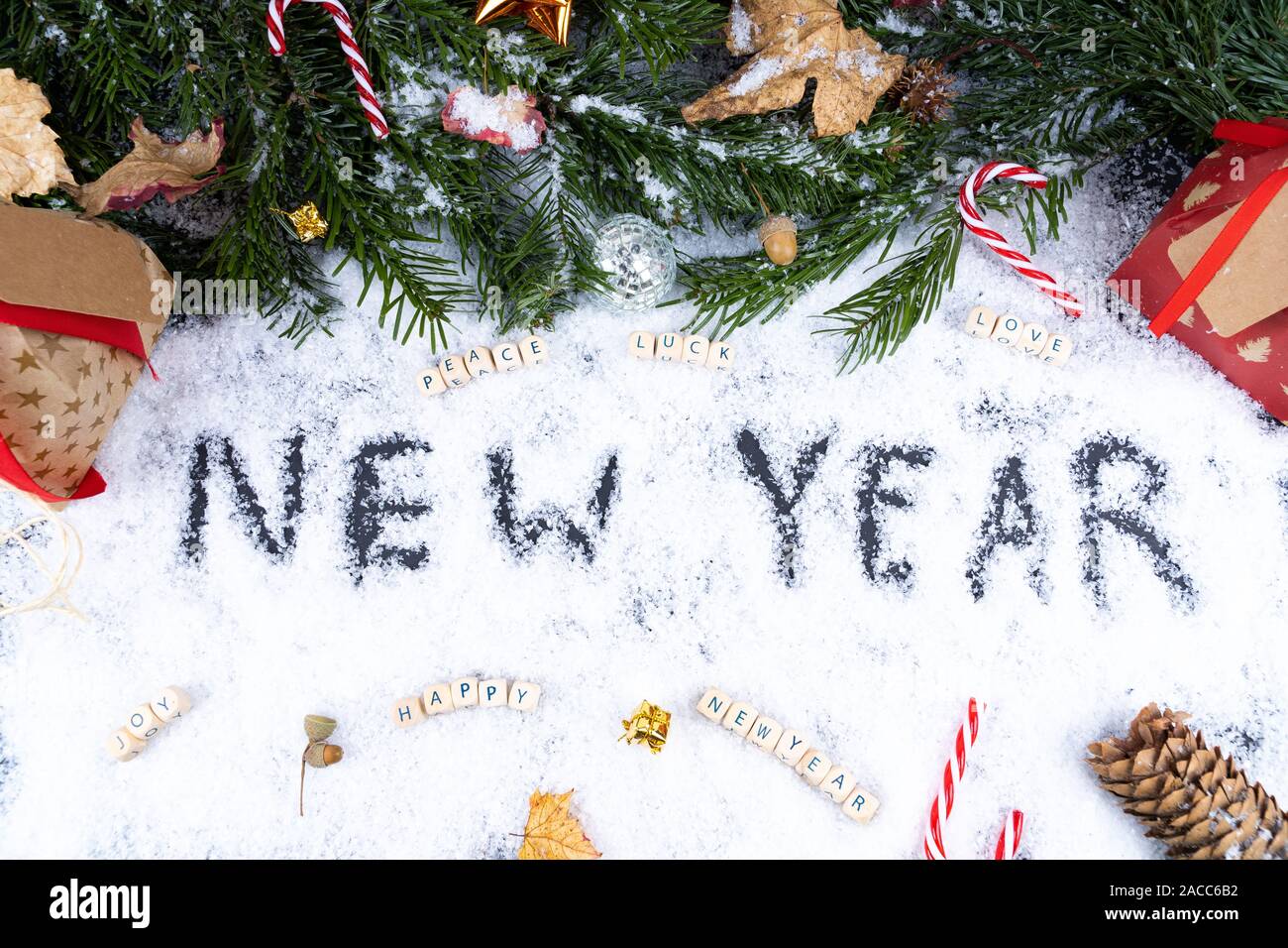 "Neue Jahr" im Schnee Zusammen mit Weihnachtsschmuck, Frieden, Glück, Liebe, Freude, Freude - Neues Jahr Konzept Stockfoto