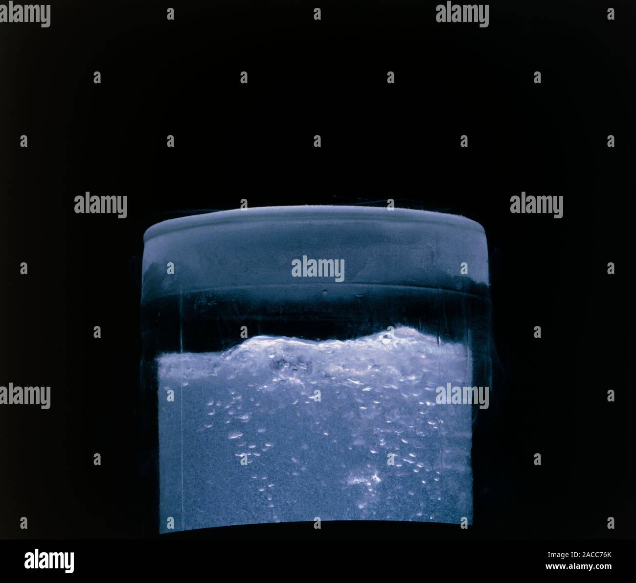 Flüssiger Stickstoff in eine klare dünnwandige Dewargefäß (eine Art  Thermoskanne Stockfotografie - Alamy