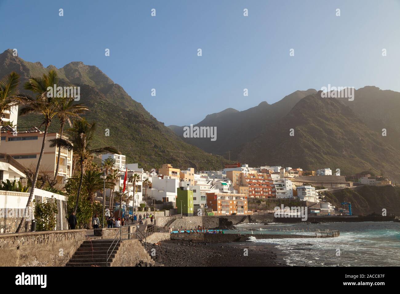 Die Küste in der Nähe von Punta del Hidalgo im Nordosten von Teneriffa, Spanien. Stockfoto