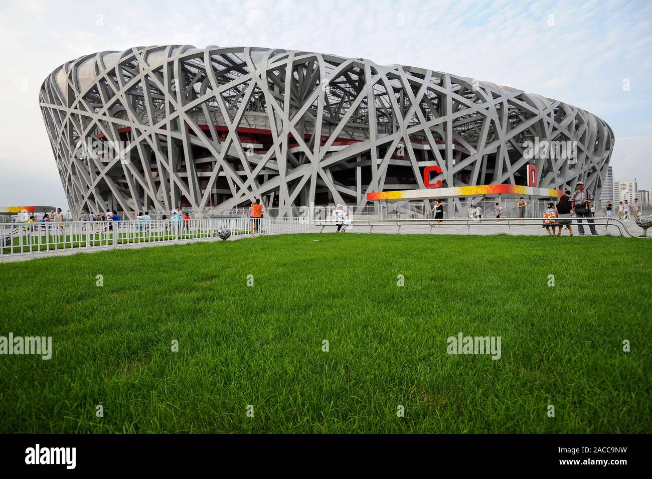 05.08.2012, Peking, China, Asien - Besucher am National Stadium, die als der Bird's Nest, entworfen vom Schweizer Architekten Herzog de Meuron bekannt ist. Stockfoto