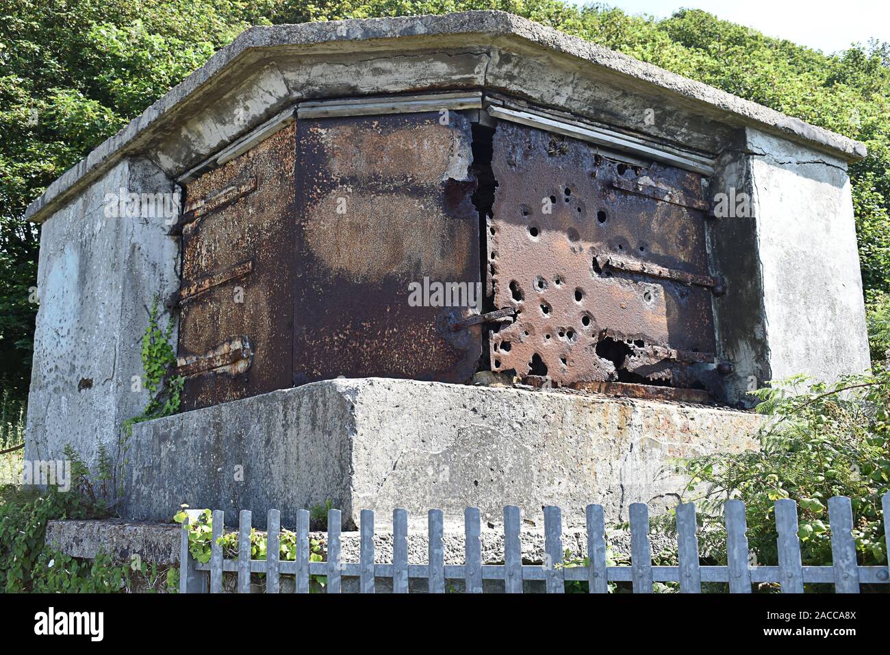 Alte Kriegszeiten Küstenschutz Gebäude, Freshwater Bay, Isle of Wight, Großbritannien Stockfoto