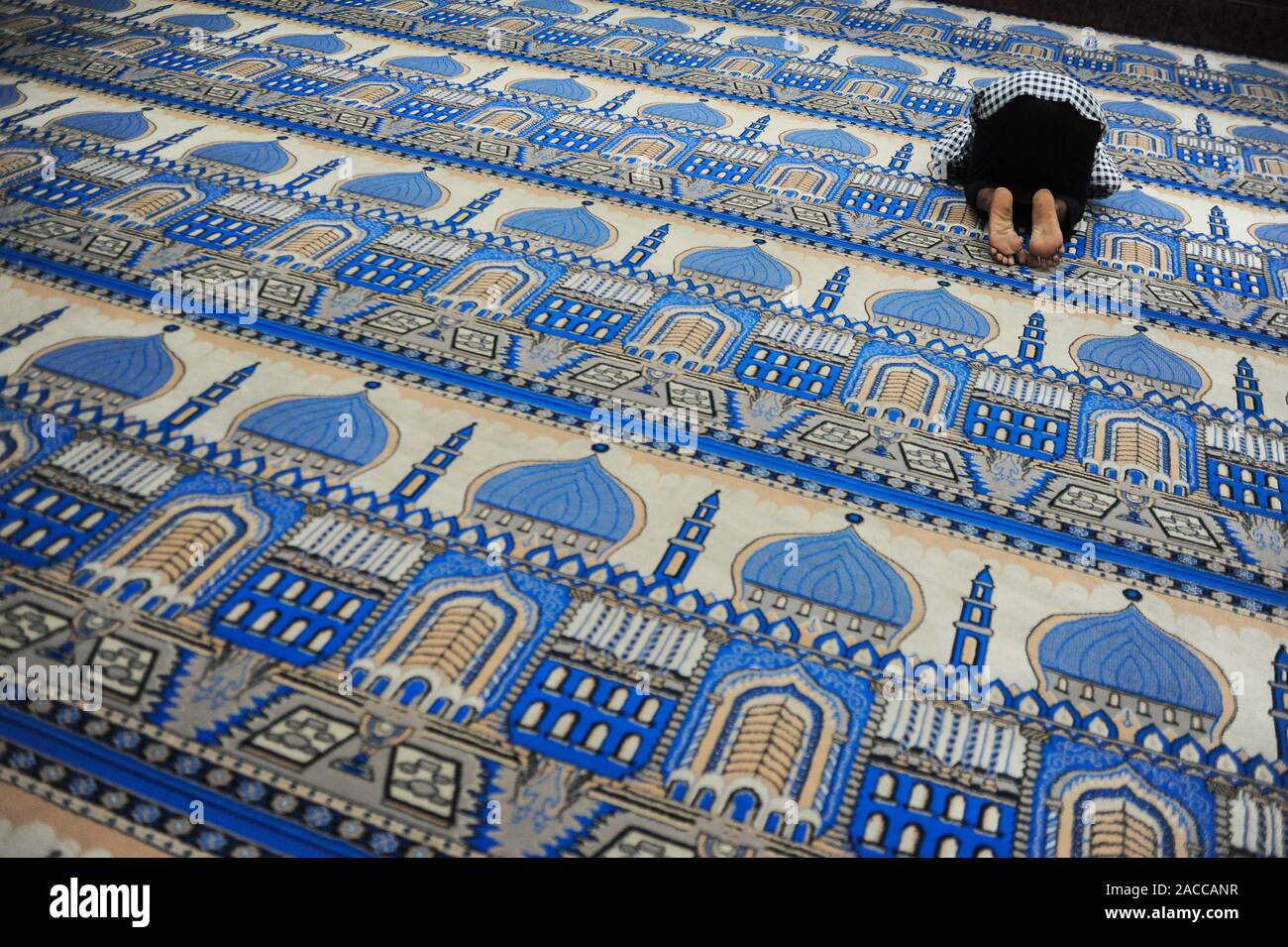 26.11.2013, Yangon, Myanmar, Asien - ein gläubiger Muslim der Mensch betet innerhalb einer Moschee im Zentrum der Stadt der ehemaligen burmesischen Hauptstadt. Stockfoto