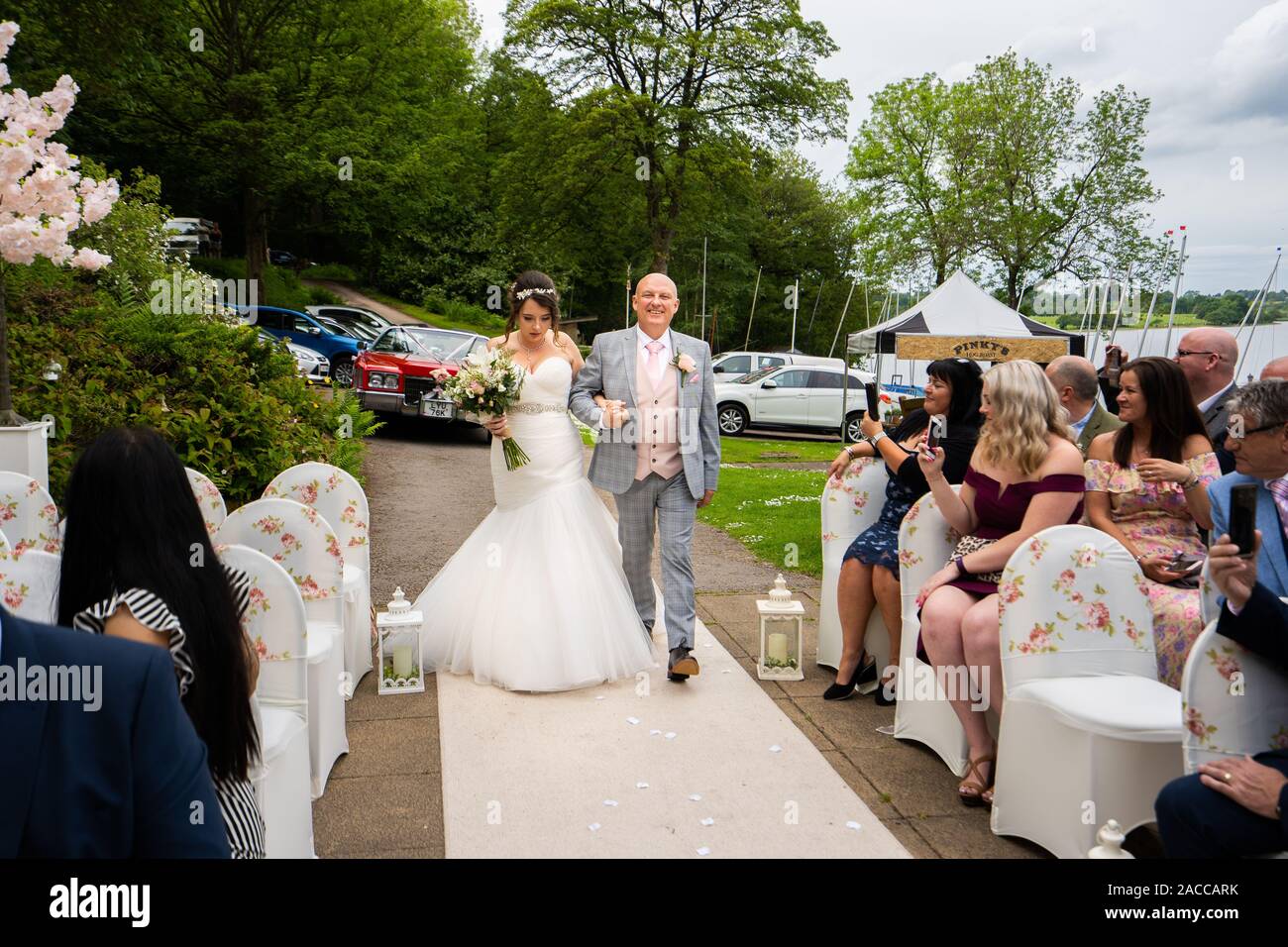 Eine traditionelle englische Hochzeit im Rudyard Lake Segelclub, Reacliffe Rd, Leek, Staffordshire Stockfoto