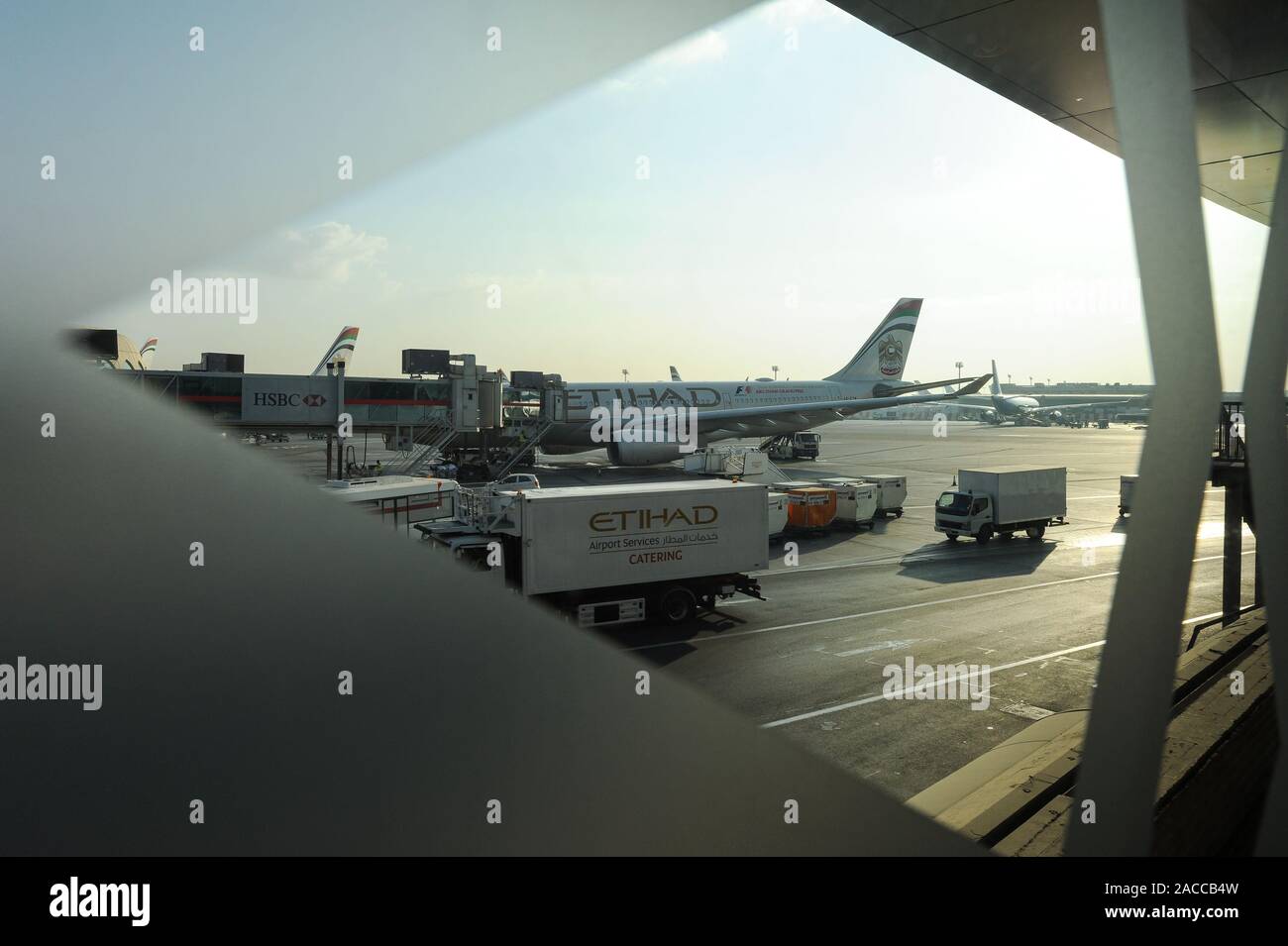 04.01.2014, Abu Dhabi, Vereinigte Arabische Emirate - Blick durch ein Fenster im abflugterminal der Schürze am Abu Dhabi International Airport. Stockfoto