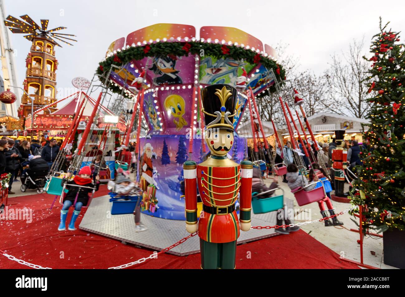 PARIS, Frankreich, 30. NOVEMBER 2019: Kinder Spaß auf einer Schaukel fahren Karussell in der Weihnachtsmarkt auf den Jardin des Tuileries in Paris. Eine riesige hölzerne p Stockfoto