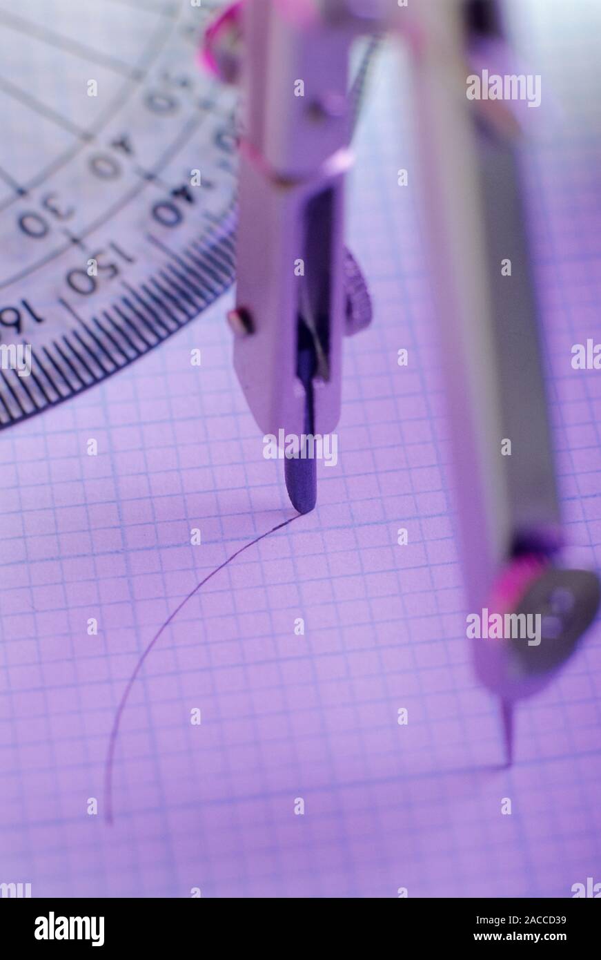 Technische Zeichnung. Mit einem Zirkel einen Kreis auf kariertem Papier zu zeichnen. Nach oben Links ist ein Teil der Winkelmesser, ein Gerät zum Messen von Winkeln verwendet. Stockfoto