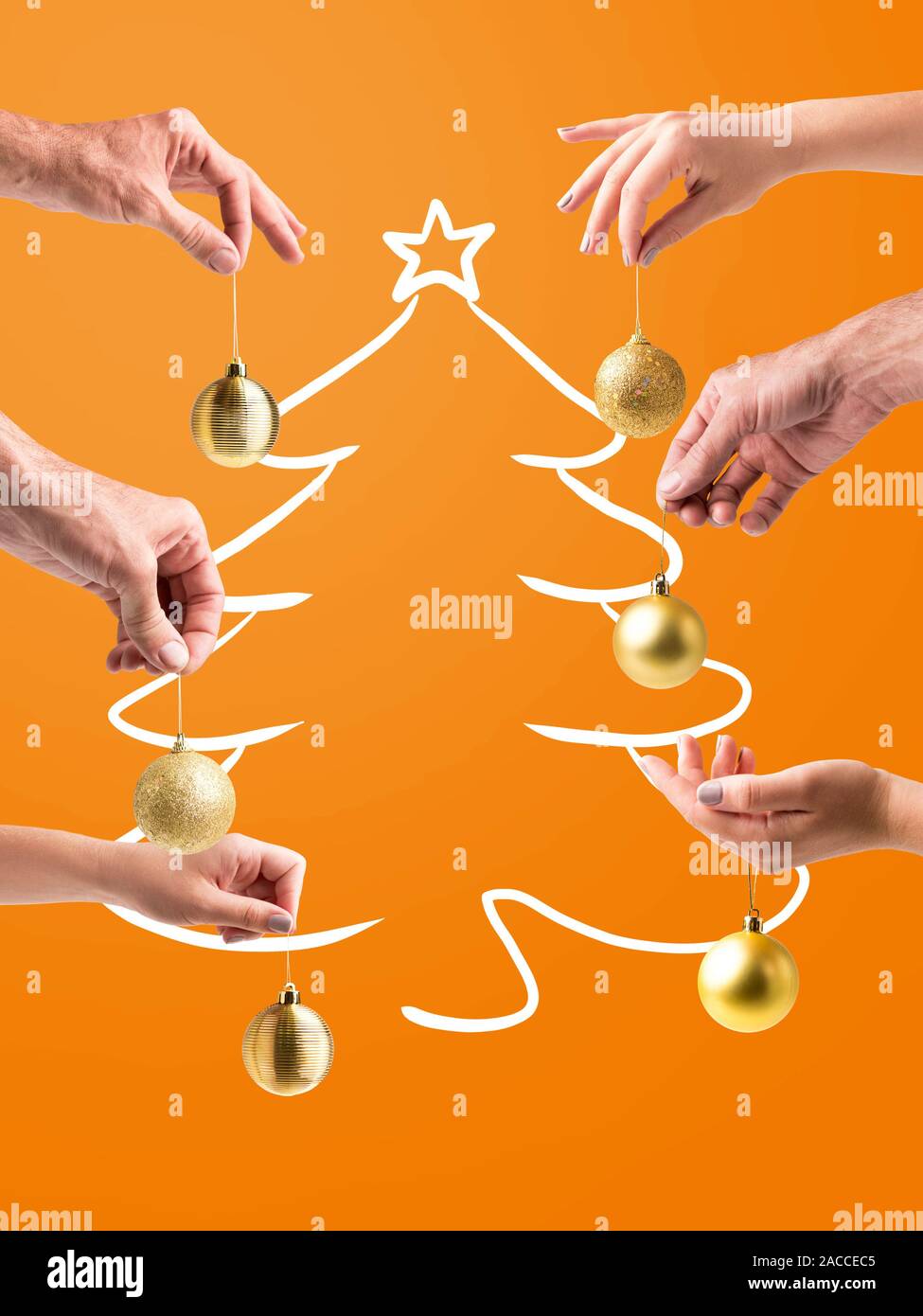 Familienmitglieder schmücken Weihnachtsbaum mit goldenen Kugeln Stockfoto