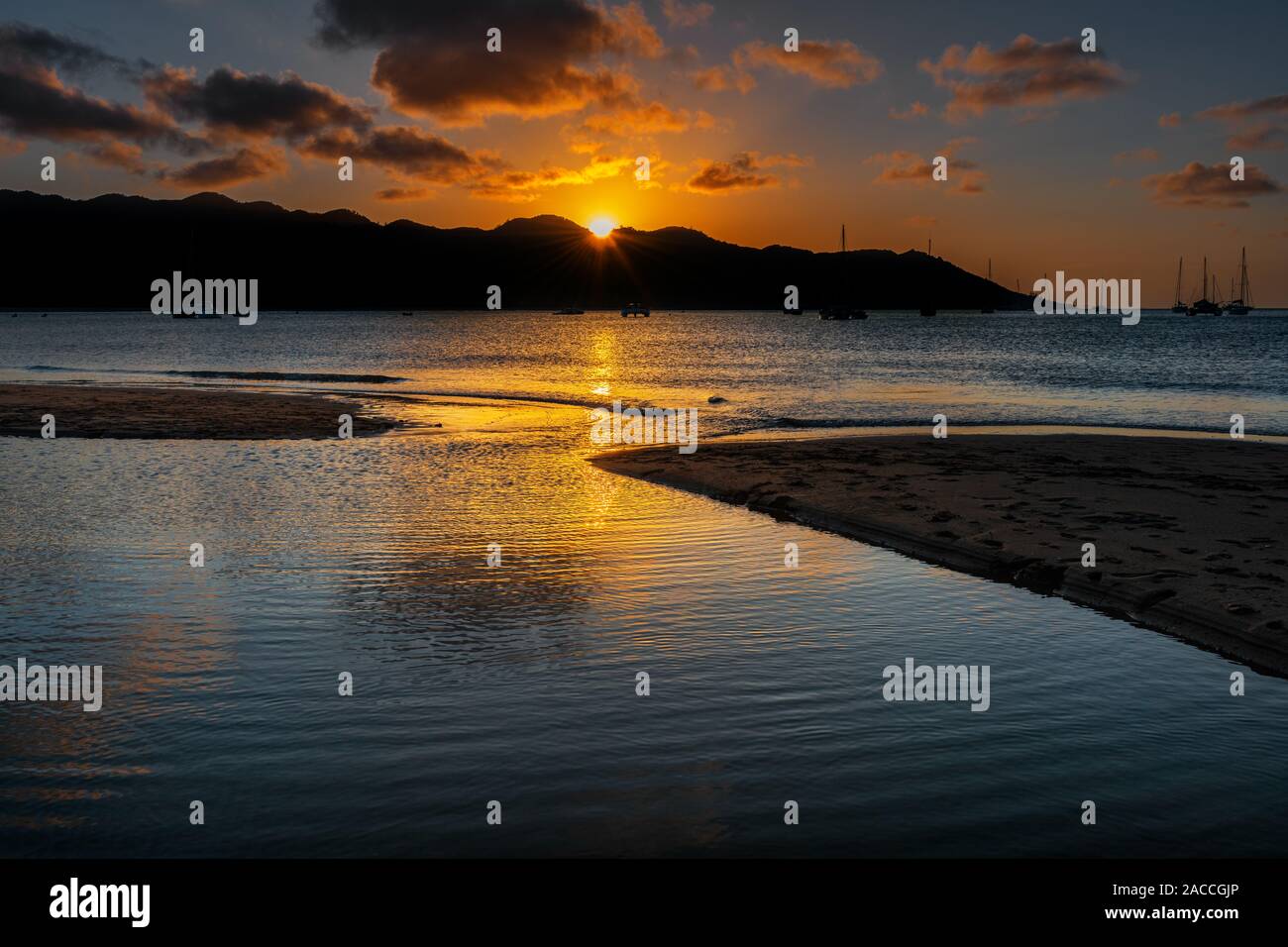 Sonnenuntergang in Hoseshoe Bay auf Magnetic Island. Stockfoto