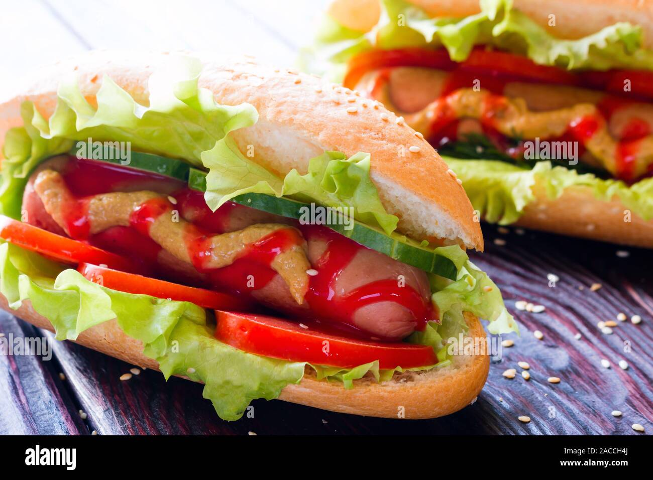 Hot dogs Closeup auf Holz- Hintergrund Stockfoto