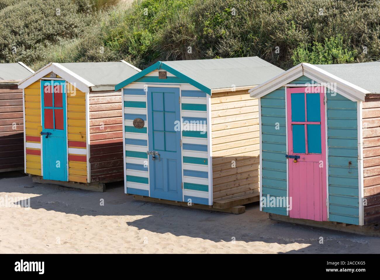 Bunten Badekabinen, Strand, Saunton Saunton Sands, Devon, England, Vereinigtes Königreich Stockfoto