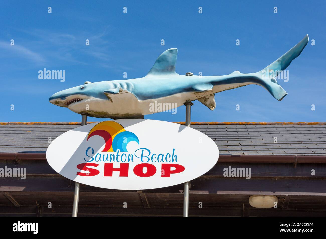 Strand shop Eingang Schild an Saunton Sands Beach Promenade, Saunton, Devon, England, Vereinigtes Königreich Stockfoto