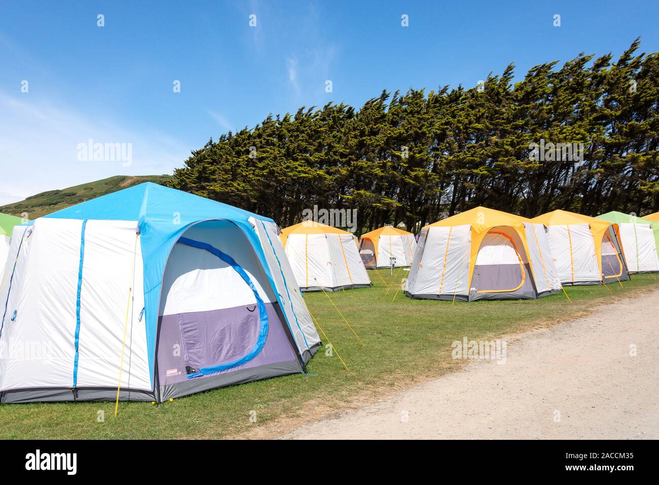 Bunte Zelte in Ruda Holiday Park Camping am Strand, Croyde Croyde, Devon, England, Vereinigtes Königreich Stockfoto